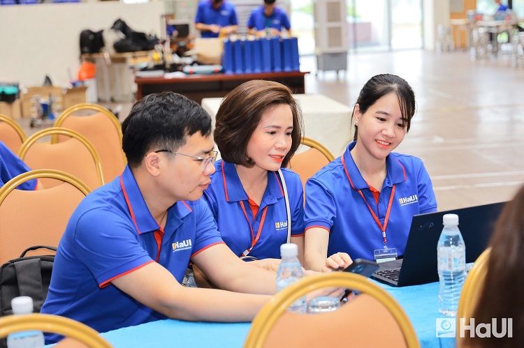 dong phuc dai hoc haui