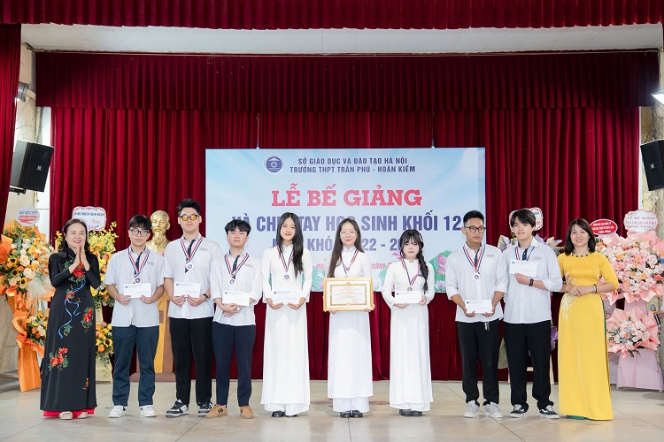 dong phuc truong THPT Tran phu