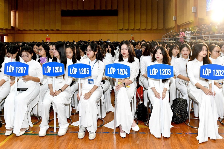 dong phuc truong THPT le van thiem