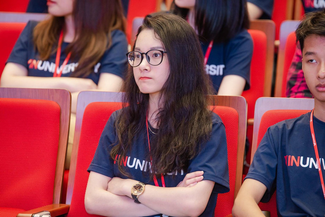 nu sinh truong Vinuni